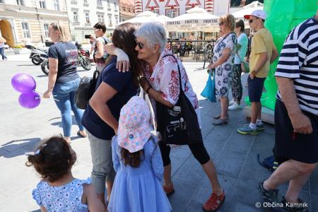 Kamnik obiskala bolna Karolina z družino  (6)